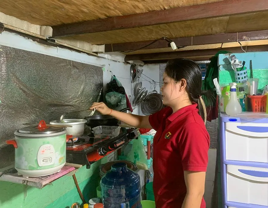 Nhờ được công ty hỗ trợ tiền xăng, bữa ăn tối của chị Sa Đây vẫn đảm bảo được các món như trước. Ảnh: THẢO PHƯƠNG Nhờ được công ty hỗ trợ tiền xăng, bữa ăn tối của chị Sa Đây vẫn đảm bảo được các món như trước. Ảnh: THẢO PHƯƠNG