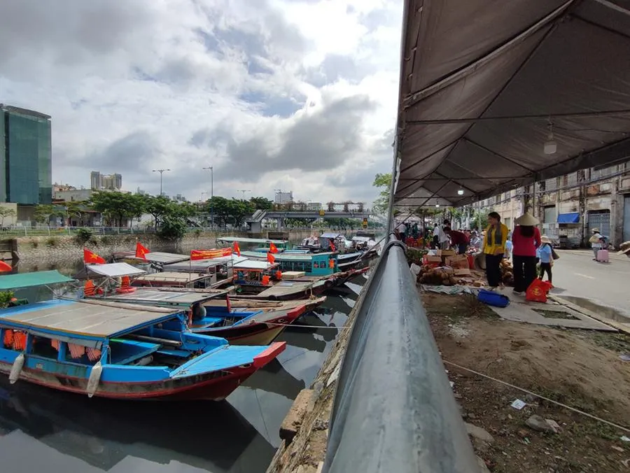 Lễ hội trái cây “Trên bến, dưới thuyền” nhưng thực tế chỉ có trên bến. Ảnh: NGUYỄN TRÀ