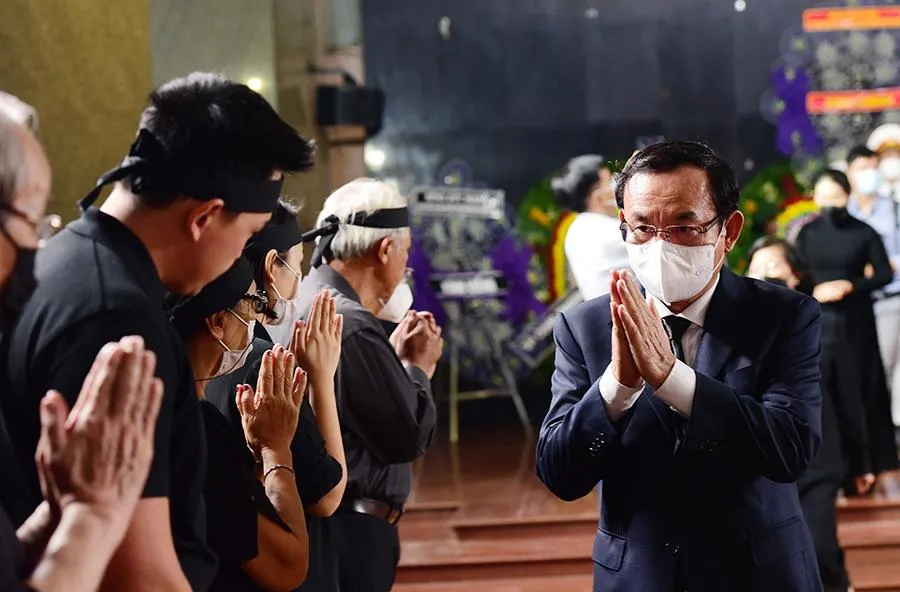 Bí thư Thành ủy Nguyễn Văn Nên chia buồn cùng gia quyến bà Ngô Thị Huệ. Ảnh: NGUYỆT NHI