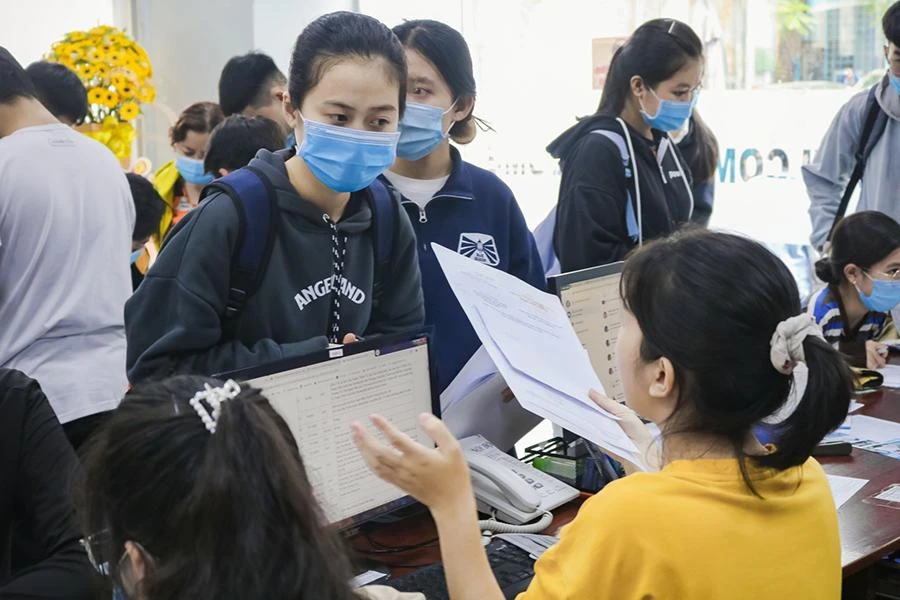 Phụ huynh, thí sinh đến Trường ĐH Công nghiệp thực phẩm TP.HCM đăng ký xét tuyển năm 2022. Ảnh: THÁI SƠN