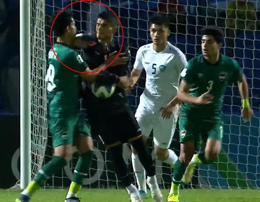 Cái chỏ của Nematov suýt khiến chủ nhà Uzbekistan (phải) trả giá đắt. Ảnh: AFC