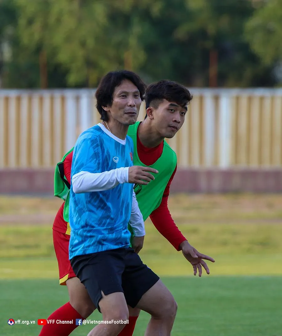 HLV Gong Oh-kyun giúp cho các cầu thủ trẻ tự tin phát huy khả năng của mình. Ảnh: VFF