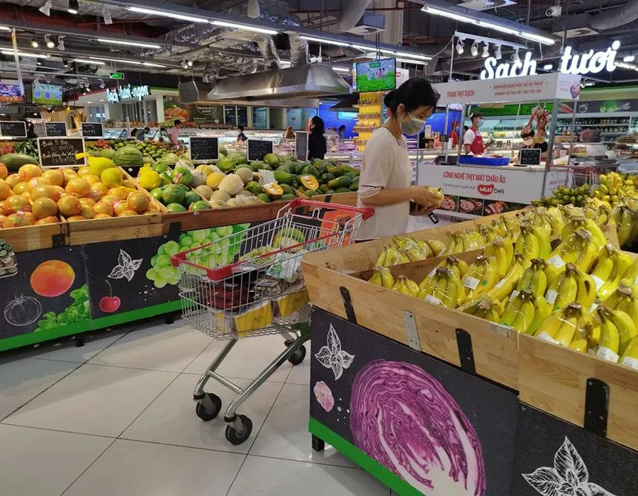 Giá cả leo thang khiến dân văn phòng đau đầu. Ảnh: TÚ NGÂN