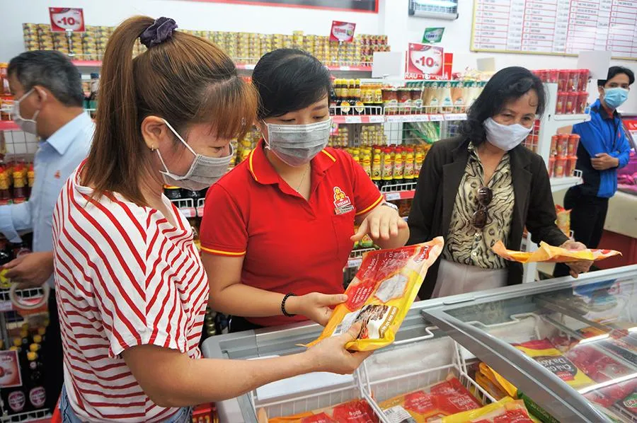 Giá xăng dầu tăng khiến người dân phải đắn đo trong việc mua sắm hàng hóa. Ảnh: PHƯƠNG MINH Giá xăng dầu tăng khiến người dân phải đắn đo trong việc mua sắm hàng hóa. Ảnh: PHƯƠNG MINH