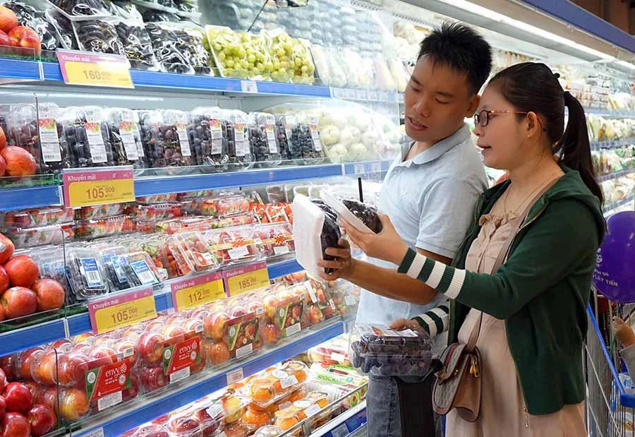 Cơn bão giá đang gây áp lực lớn lên người dân lẫn doanh nghiệp. Ảnh: QUANG HUY