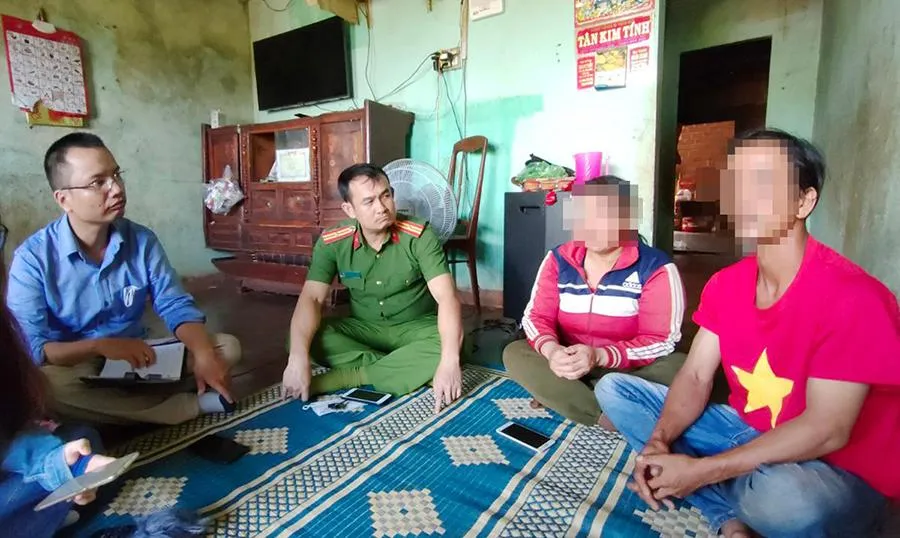 Cha mẹ em K rất lo lắng khi con trai đang ở Campuchia và bị bắt ép làm việc, chưa cho về nước vì gia đình chưa nộp tiền phạt. Ảnh: LÊ KIẾN