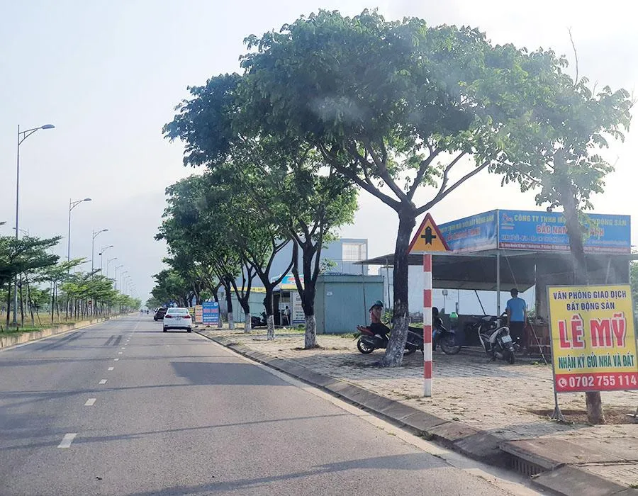 Nhiều kiốt bất động sản tại Đà Nẵng mỏi mắt chờ khách hàng. Ảnh: TẤN VIỆT Nhiều kiốt bất động sản tại Đà Nẵng mỏi mắt chờ khách hàng. Ảnh: TẤN VIỆT