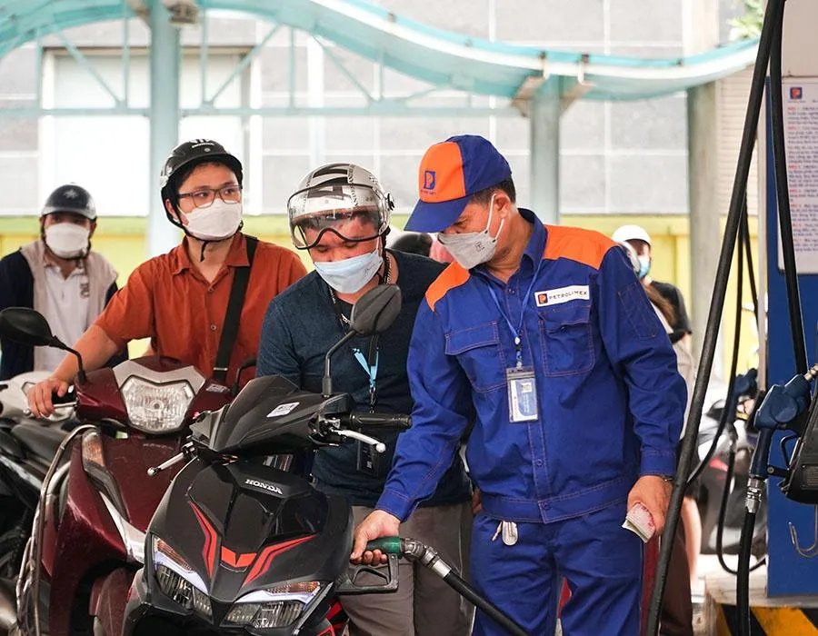 Dự thảo sửa đổi Luật Giá đã đề xuất xóa Quỹ bình ổn giá xăng dầu để giá lên xuống theo thị trường. Ảnh: PHI HÙNG