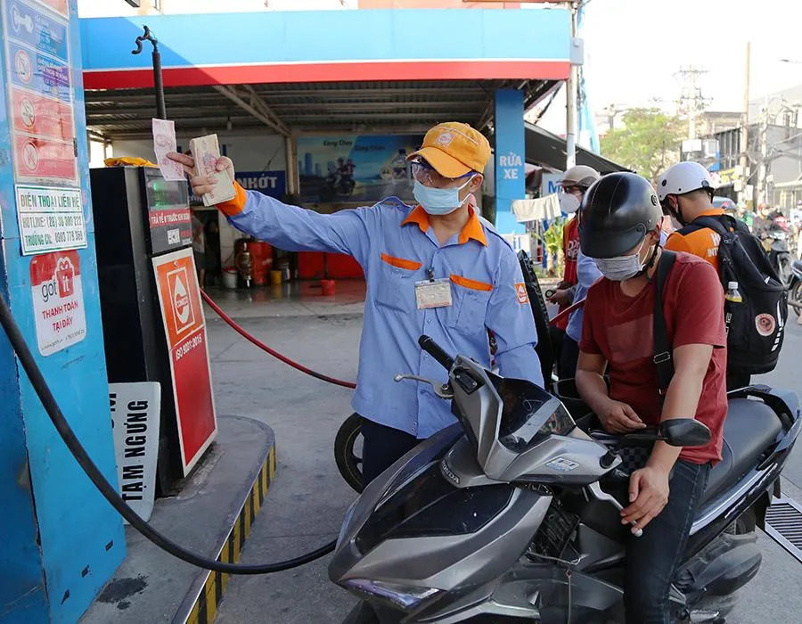 Sáu tháng đầu năm, giá xăng dầu trong nước tăng gần 52% so với cùng kỳ năm trước. Ảnh: HOÀNG GIANG Sáu tháng đầu năm, giá xăng dầu trong nước tăng gần 52% so với cùng kỳ năm trước. Ảnh: HOÀNG GIANG