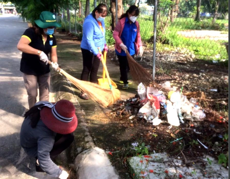 Bà con khu phố 1, phường Bình Hưng Hòa B, quận Bình Tân, TP.HCM tham gia vệ sinh môi trường. Ảnh: TRẦN NGỌC