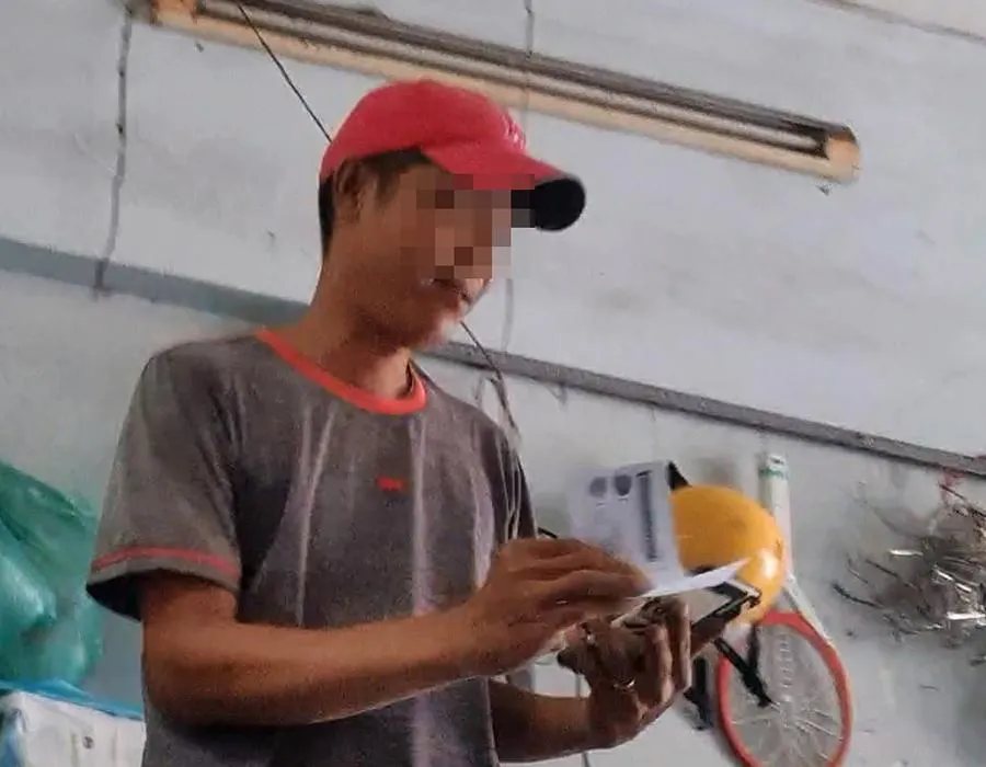 Ngày 17-4-2021, cò lấy 500.000 đồng và hộ khẩu rồi đưa chúng tôi vào phòng gặp Đại úy Minh để làm CCCD.