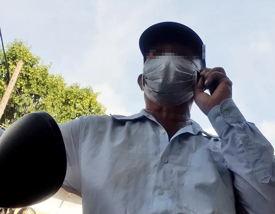 Một tài xế xe ôm tiếp cận chúng tôi nhận làm CCCD “dịch vụ”.