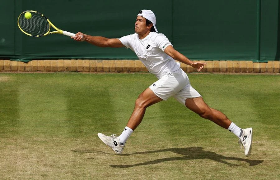 Jason Kubler hãnh diện khoe số tiền thưởng từ việc anh lọt đến vòng 4 ở Wimbledon. Ảnh: GETTY IMAGES