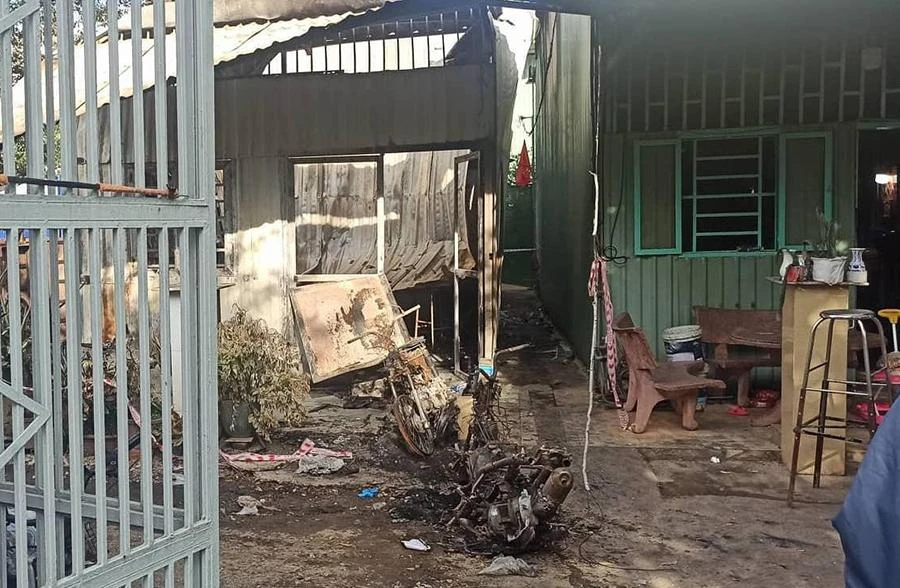 Vị trí chân cầu thang tầng trệt bị bốn xe máy dựng chắn ngang, gây khó khăn cho thoát hiểm. Ảnh: TS