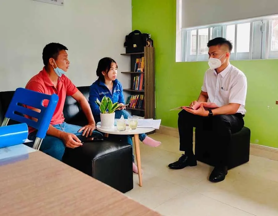 Các bên đang bàn về hợp đồng thuê nhà sao cho hợp lý nhất. Ảnh: HV Các bên đang bàn về hợp đồng thuê nhà sao cho hợp lý nhất. Ảnh: HV