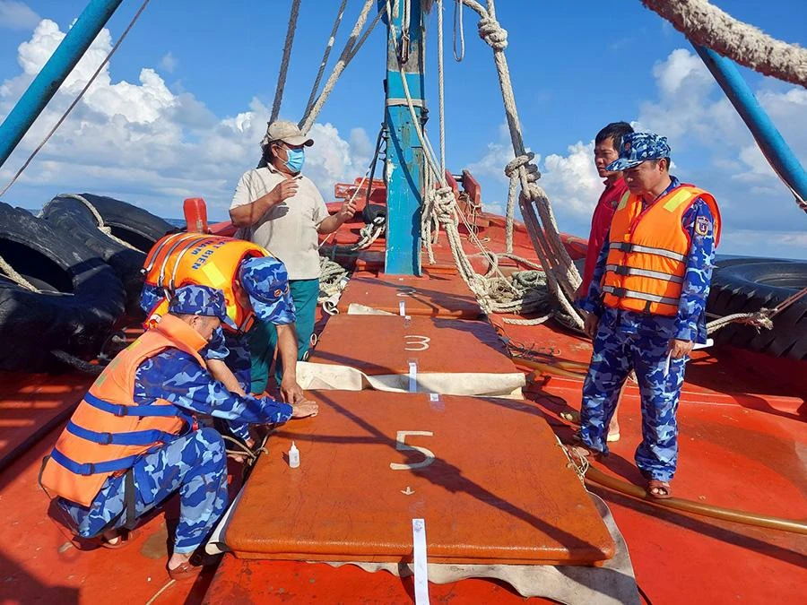 Lực lượng Cảnh sát biển niêm phong tàu buôn lậu xăng dầu trên biển vào ngày 5-6. Ảnh: CTV