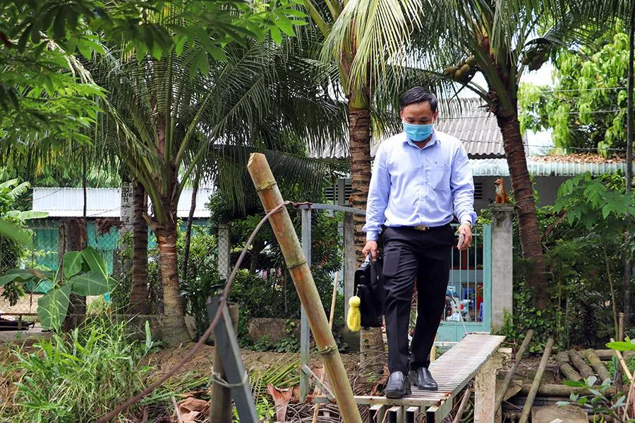 Ngoài giờ đi dạy, thầy Nguyễn Nhật Tân đi bán vé số để lấy tiền lời làm thiện nguyện. Ảnh: CHÂU ANH