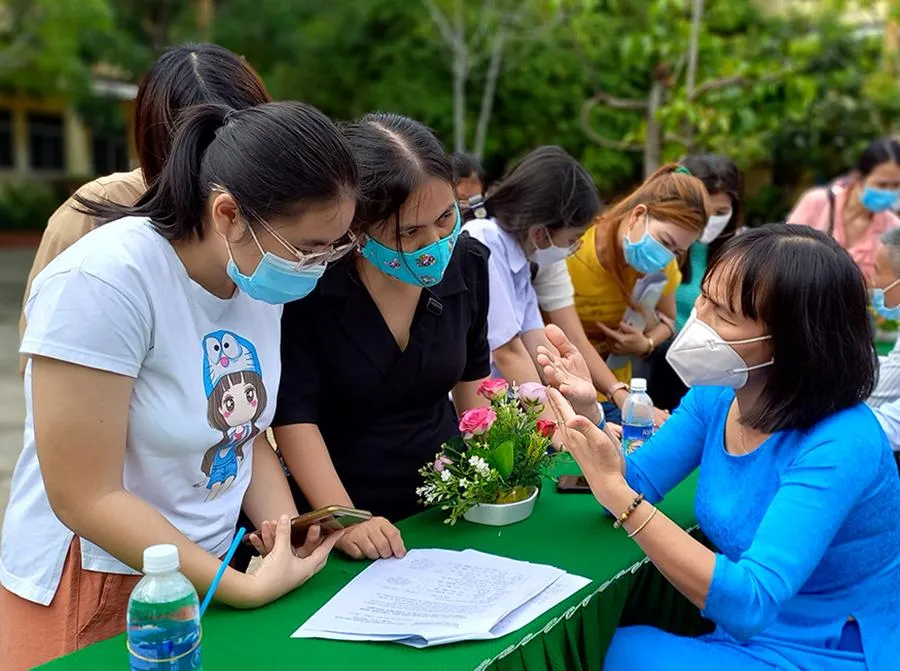 Ban tư vấn Trường THPT Hiệp Bình đang giải đáp các băn khoăn, thắc mắc cho phụ huynh sáng 13-7. Ảnh: PHẠM ANH Ban tư vấn Trường THPT Hiệp Bình đang giải đáp các băn khoăn, thắc mắc cho phụ huynh sáng 13-7. Ảnh: PHẠM ANH