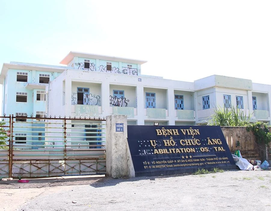Trụ sở cũ của BV Phục hồi chức năng Đà Nẵng nằm trên đường Võ Nguyên Giáp là một trong những tài sản công đang bị bỏ hoang gây lãng phí. Ảnh: TẤN VIỆT
