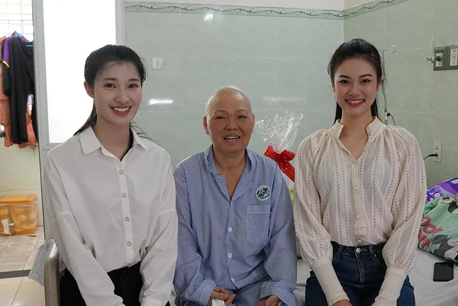 Các thí sinh Hoa hậu thế giới Việt Nam 2022 thăm hỏi bệnh nhân ung thư. Ảnh: BTC Các thí sinh Hoa hậu thế giới Việt Nam 2022 thăm hỏi bệnh nhân ung thư. Ảnh: BTC