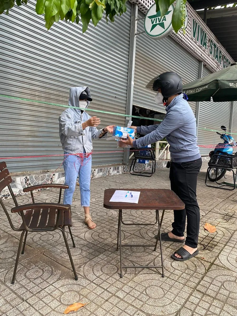 Anh Huỳnh Đỗ Mừng tham gia đội ngũ tình nguyện viên chống dịch COVID-19, tặng nhu yếu phẩm cho người dân tại phường Tăng Nhơn Phú B, TP Thủ Đức, TP.HCM.