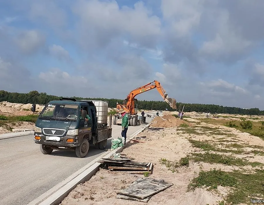 Các dự án đất nền tại huyện Nhơn Trạch (Đồng Nai) đang tranh thủ ăn theo sức hút của đường vành đai 3. Ảnh: Q.HUY