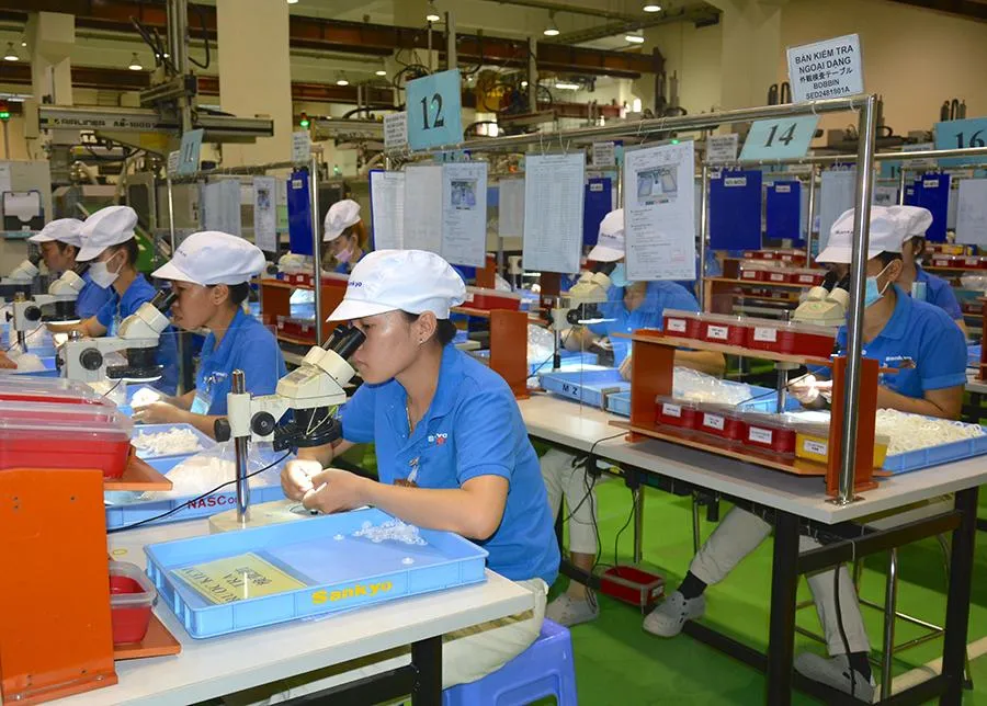 Công nhân của một doanh nghiệp FDI trong Khu công nghệ cao TP.HCM. Ảnh: QUANG HUY