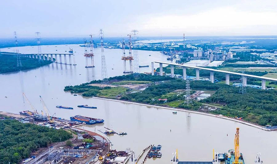 Công trình cầu Phước Khánh bắc qua sông Lòng Tàu của dự án cao tốc Bến Lức - Long Thành cần được đẩy nhanh tiến độ. Ảnh: HV