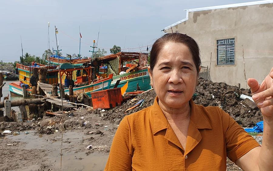 Ngư dân Lâm Kim Hương bức xúc vì nạn mất vỏ ốc bẫy mực. Ảnh: T.VŨ