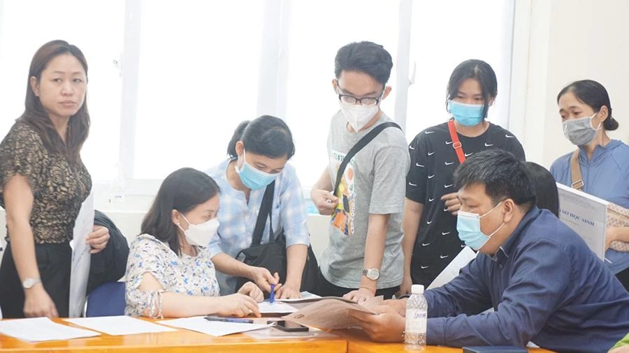 Trường THPT Bùi Thị Xuân, quận 1 tổ chức tư vấn cho học sinh, phụ huynh về việc lựa chọn tổ hợp môn lớp 10.Ảnh: Nguyễn Quyên Trường THPT Bùi Thị Xuân, quận 1 tổ chức tư vấn cho học sinh, phụ huynh về việc lựa chọn tổ hợp môn lớp 10.Ảnh: Nguyễn Quyên