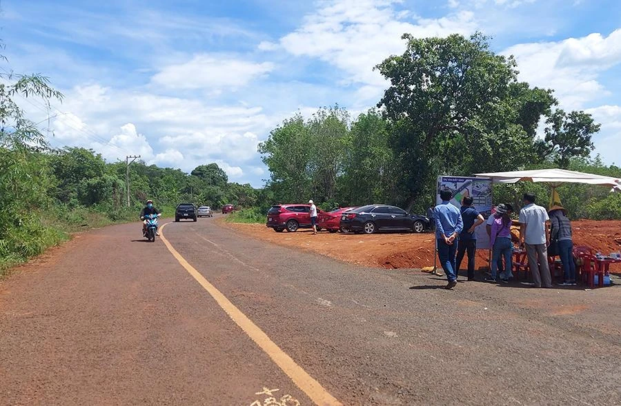 Khách hàng vẫn rất quan tâm đến sản phẩm đất nền miền Trung. Ảnh: M.LONG Khách hàng vẫn rất quan tâm đến sản phẩm đất nền miền Trung. Ảnh: M.LONG