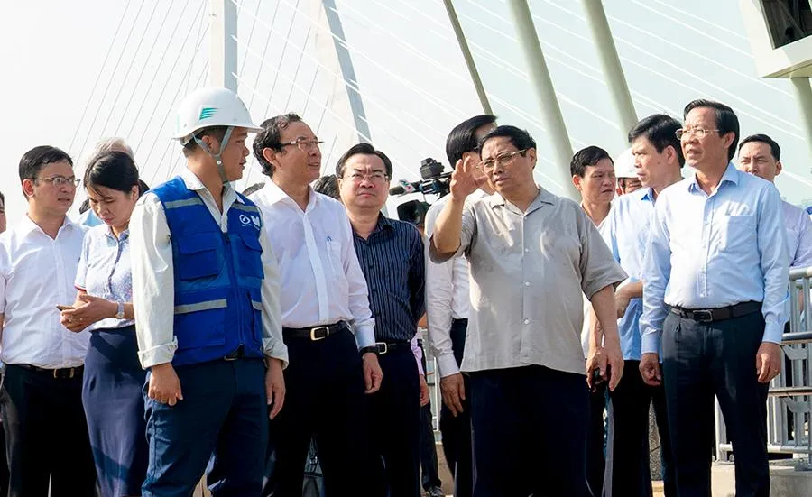 Thủ tướng Phạm Minh Chính cùng đoàn công tác thị sát ga Ba Son, tuyến metro số 1 Bến Thành - Suối Tiên sáng 27-7. Ảnh: NGUYỆT NHI Thủ tướng Phạm Minh Chính cùng đoàn công tác thị sát ga Ba Son, tuyến metro số 1 Bến Thành - Suối Tiên sáng 27-7. Ảnh: NGUYỆT NHI