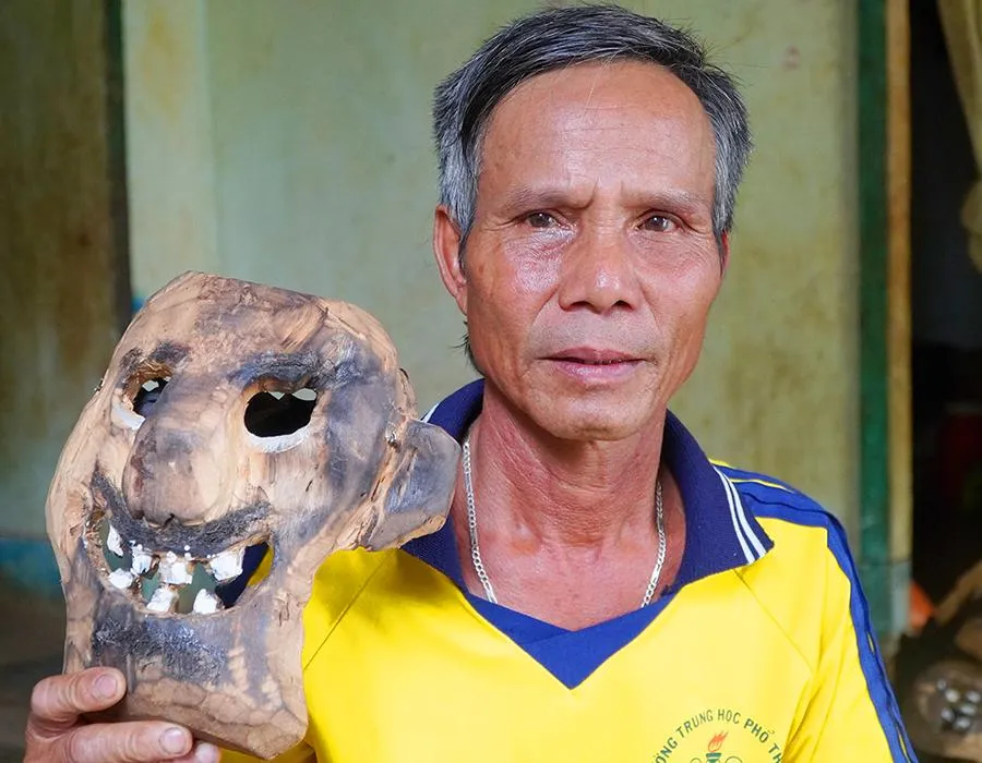 Ông A Yưk với sản phẩm mặt nạ cười kỳ dị. Ảnh: LK