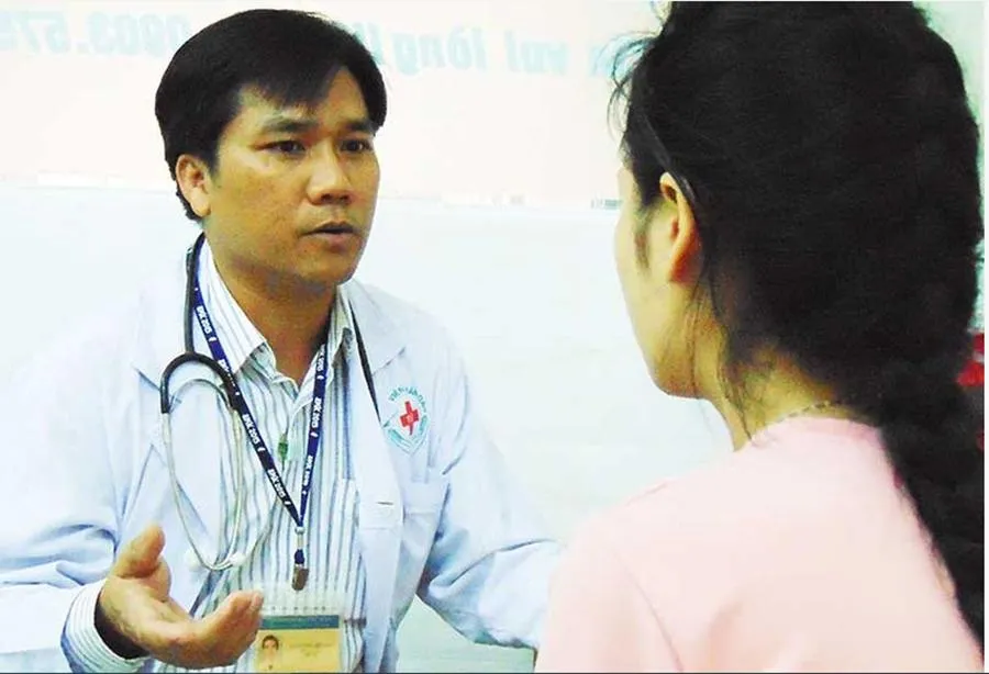 TS-BS Đinh Vinh Quang đang khám cho một bệnh nhân trầm cảm. Ảnh: TRẦN NGỌC TS-BS Đinh Vinh Quang đang khám cho một bệnh nhân trầm cảm. Ảnh: TRẦN NGỌC