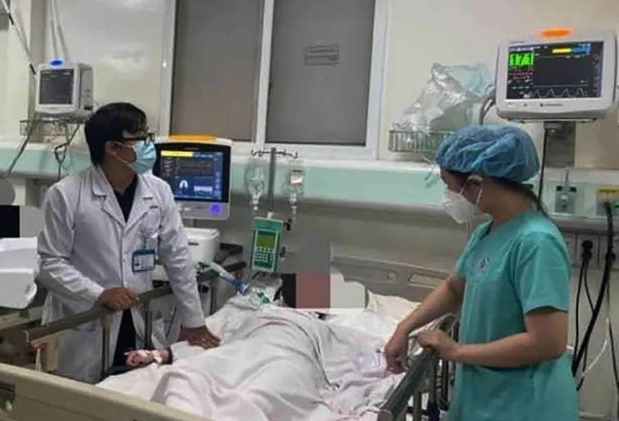 Bệnh nhân bị ngộ độc đang điều trị tại bệnh viện. Ảnh: BVCC Bệnh nhân bị ngộ độc đang điều trị tại bệnh viện. Ảnh: BVCC