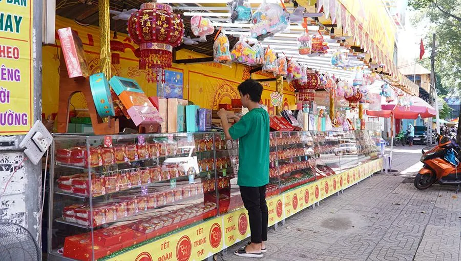 Người tiêu dùng nên lựa chọn bánh Trung thucóthương hiệu. Ảnh: THU HÀ Người tiêu dùng nên lựa chọn bánh Trung thucóthương hiệu. Ảnh: THU HÀ