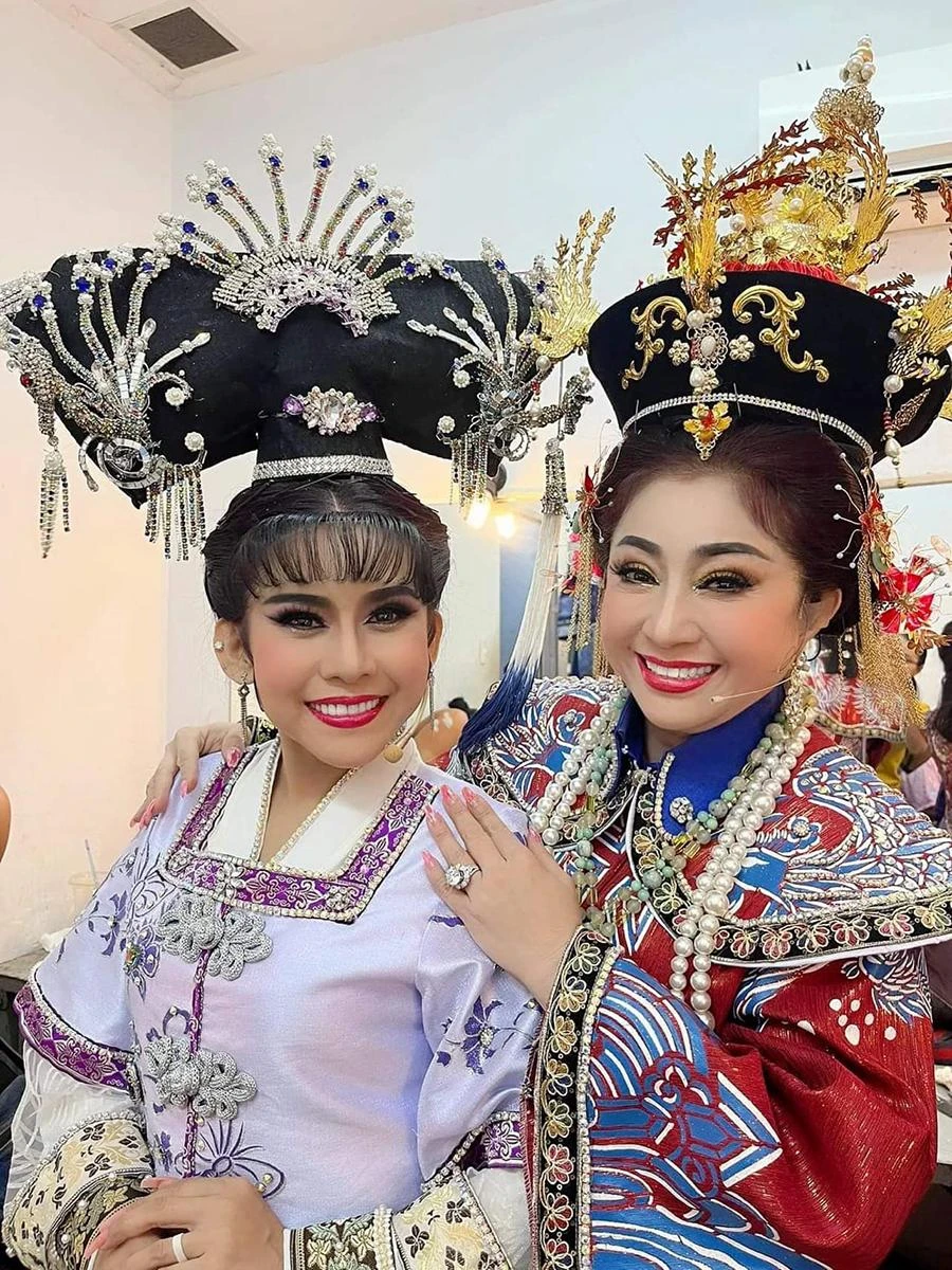 NSƯT Thoại Mỹ và Bình Tinh trong vở Hoàn Châu cách cách. Ảnh: NSCC