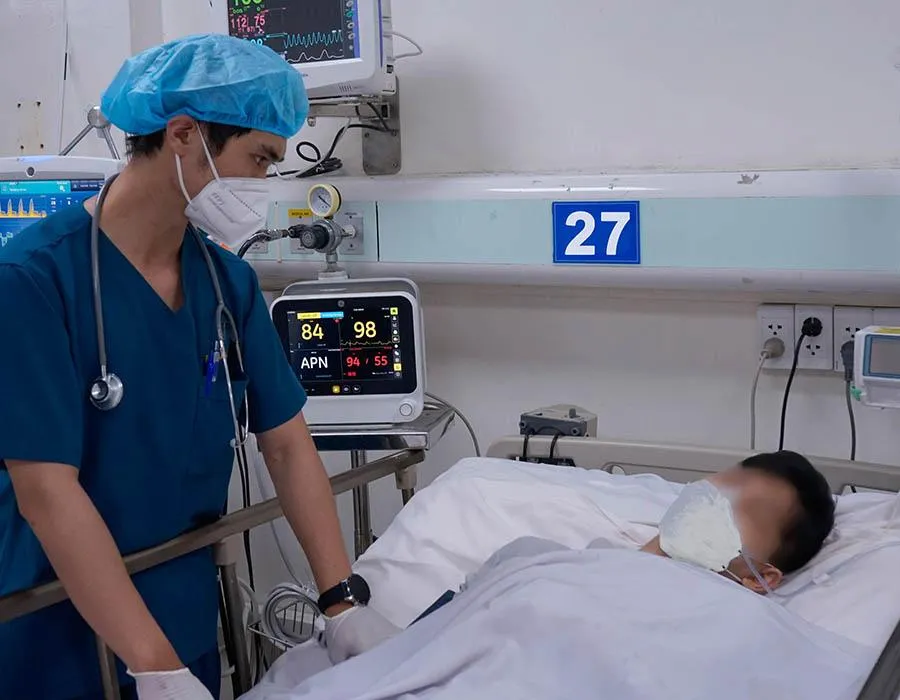 Một nạn nhân bị ngộ độc rượu methanol. Ảnh: Bệnh viện Nhân dân Gia Định