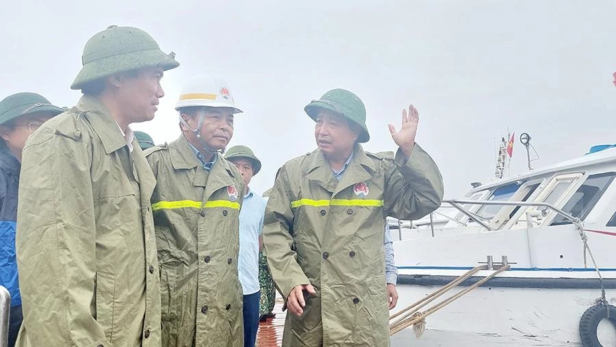 Thứ trưởng Bộ NN&amp;PTNT Nguyễn Hoàng Hiệp (giữa) kiểm tra công tác ứng phó với cơn bão số 2 tại Quảng Ninh. Ảnh: TTXVN
