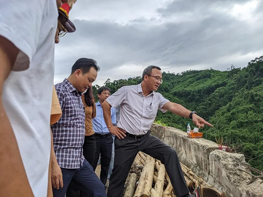 Lực lượng chức năng kiểm tra tại khu vực xe gặp nạn.