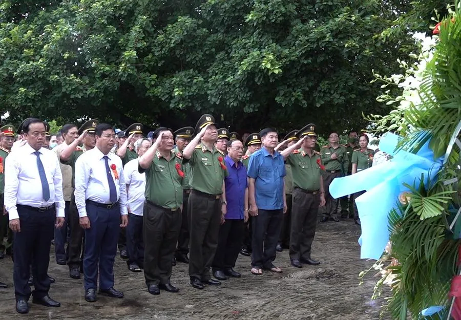 Đại tướng Tô Lâm (thứ tư, hàng đầu từ phải sang) tại buổi gặp mặt kỷ niệm 38 năm thắng lợi Kế hoạch CM12 vào ngày 11-8-2022. Ảnh: T.VŨ Đại tướng Tô Lâm (thứ tư, hàng đầu từ phải sang) tại buổi gặp mặt kỷ niệm 38 năm thắng lợi Kế hoạch CM12 vào ngày 11-8-2022. Ảnh: T.VŨ