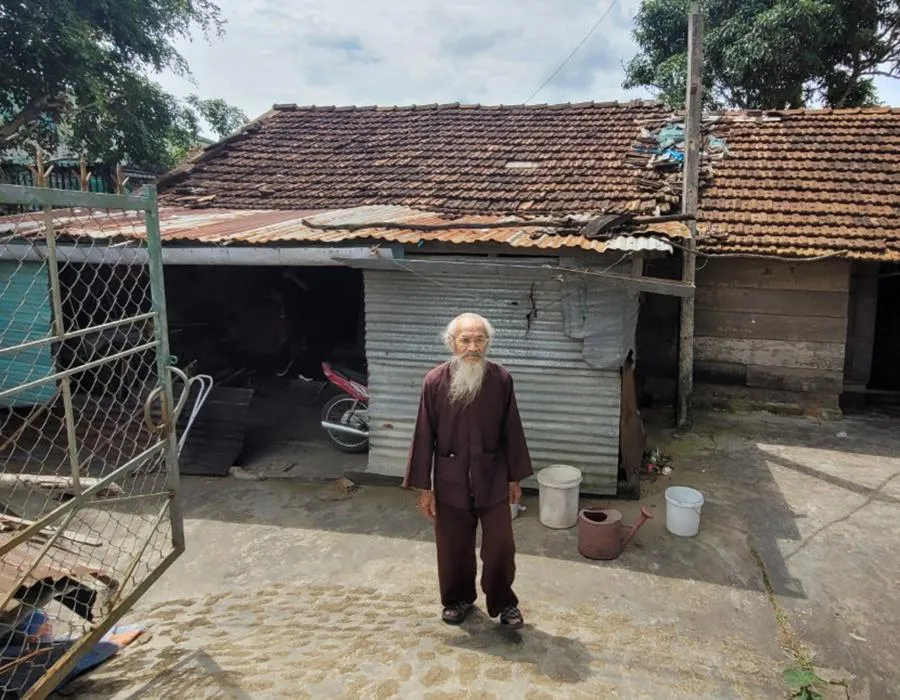 Ba thế hệ gia đình ông Nguyễn Như Ý (82 tuổi, ngụ thôn 4, xã Krông Jing) sống trong căn nhà tạm này nhưng không được cấp đất ở. Ảnh: VL Ba thế hệ gia đình ông Nguyễn Như Ý (82 tuổi, ngụ thôn 4, xã Krông Jing) sống trong căn nhà tạm này nhưng không được cấp đất ở. Ảnh: VL