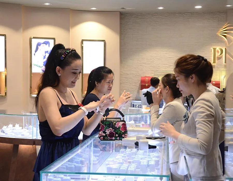 Ngoài vàng miếng thì khách hàng có thể đầu tư vàng nhẫn 9999. Ảnh: M.PHƯƠNG Ngoài vàng miếng thì khách hàng có thể đầu tư vàng nhẫn 9999. Ảnh: M.PHƯƠNG