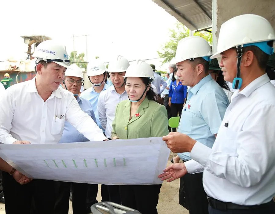 Chủ tịch HĐND TP.HCM Nguyễn Thị Lệ khảo sát thực tế một số dự án đầu tư công tại huyện Nhà Bè vào tháng 8 vừa qua. Ảnh: THANH TUYỀN