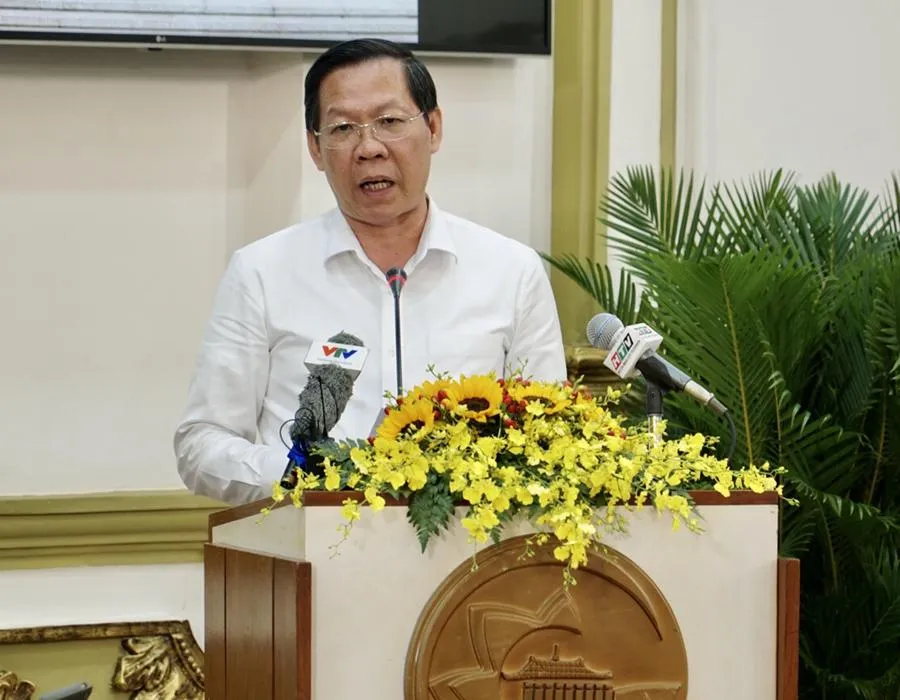 Chủ tịch UBND TP.HCM Phan Văn Mãi trả lời tại phiên giải trình. Ảnh: BẢO PHƯƠNG