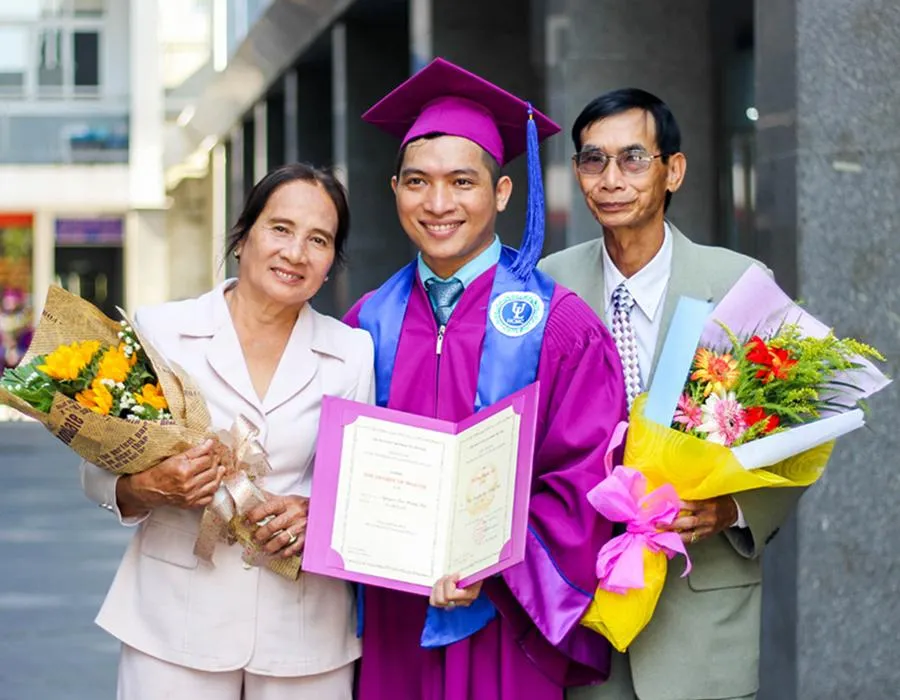 Hoàng Hải cùng cha mẹ trong ngày tốt nghiệp ĐH Luật. Ảnh: NVCC