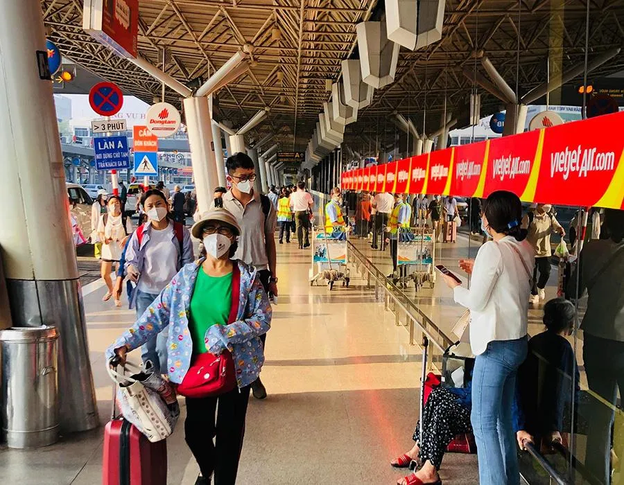 Ngày đầu nghỉ lễ, dù lượng khách tăng so với ngày thường nhưng sân bay Tân Sơn Nhất khá thông thoáng. Ảnh: P.ĐIỀN Ngày đầu nghỉ lễ, dù lượng khách tăng so với ngày thường nhưng sân bay Tân Sơn Nhất khá thông thoáng. Ảnh: P.ĐIỀN