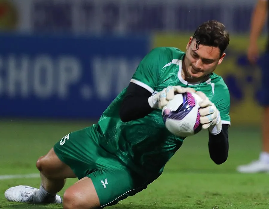 Đặng Văn Lâm, chốt chặn tin cậy của hàng thủ Bình Định. Ảnh: ANH PHƯƠNG Đặng Văn Lâm, chốt chặn tin cậy của hàng thủ Bình Định. Ảnh: ANH PHƯƠNG