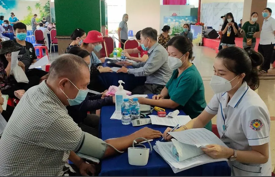 Cơ quan y tế quận phối hợp với ban ngành, đoàn thể quận 11 tới tận nơi làm việc để tiêm vaccine ngừa COVID-19. Ảnh: TRẦN NGỌC Cơ quan y tế quận phối hợp với ban ngành, đoàn thể quận 11 tới tận nơi làm việc để tiêm vaccine ngừa COVID-19. Ảnh: TRẦN NGỌC