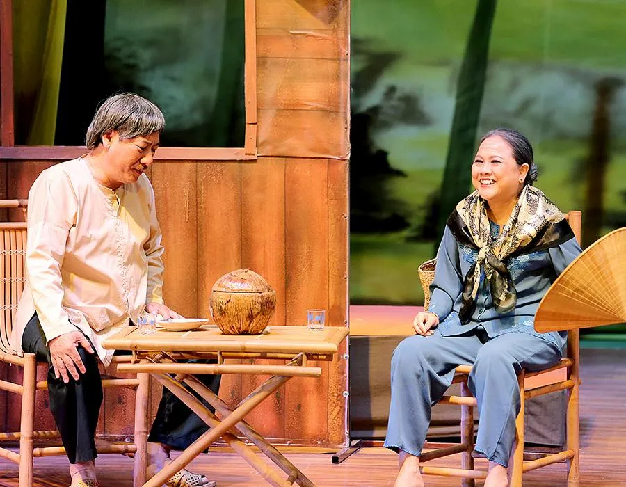 NSƯT Thành Hội trong vở Bên kia... nửa đời ngơ ngác. Ảnh: NSCC